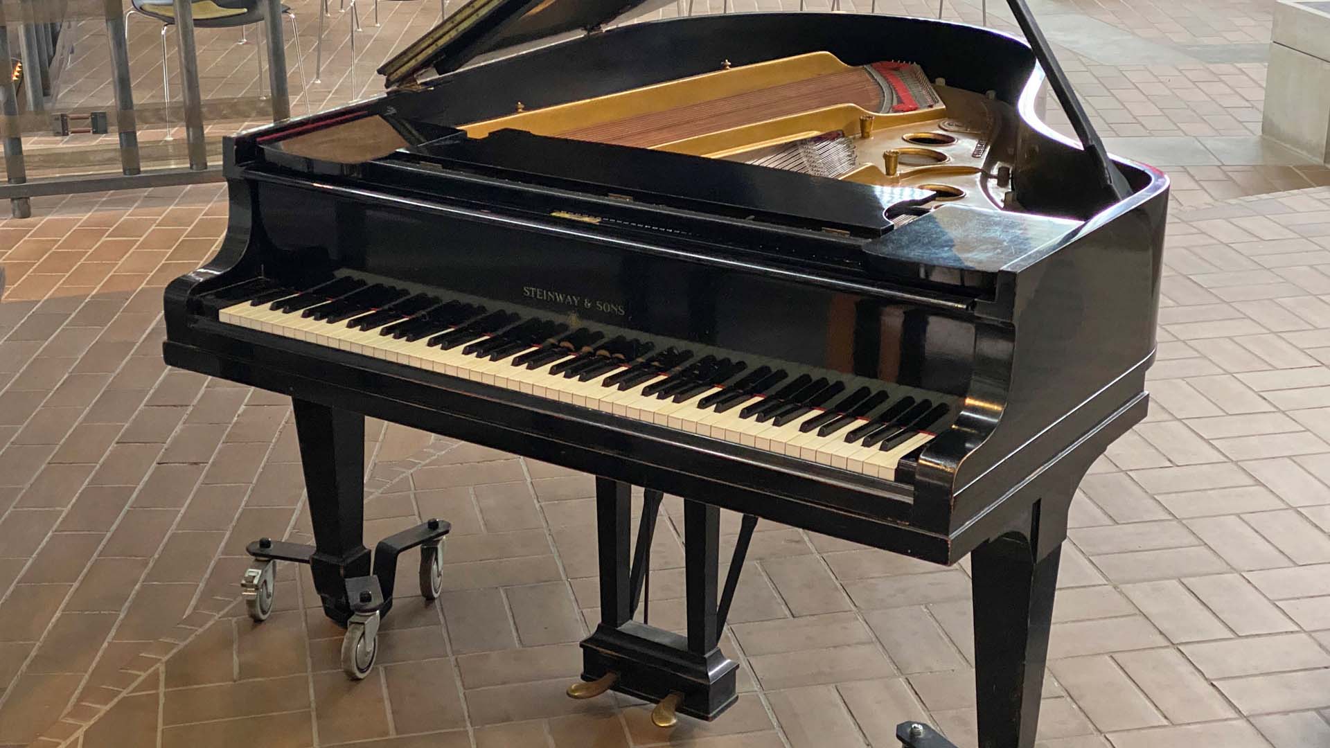 In der Auferstehungskirche steht ein Steinway-Flügel von 1925